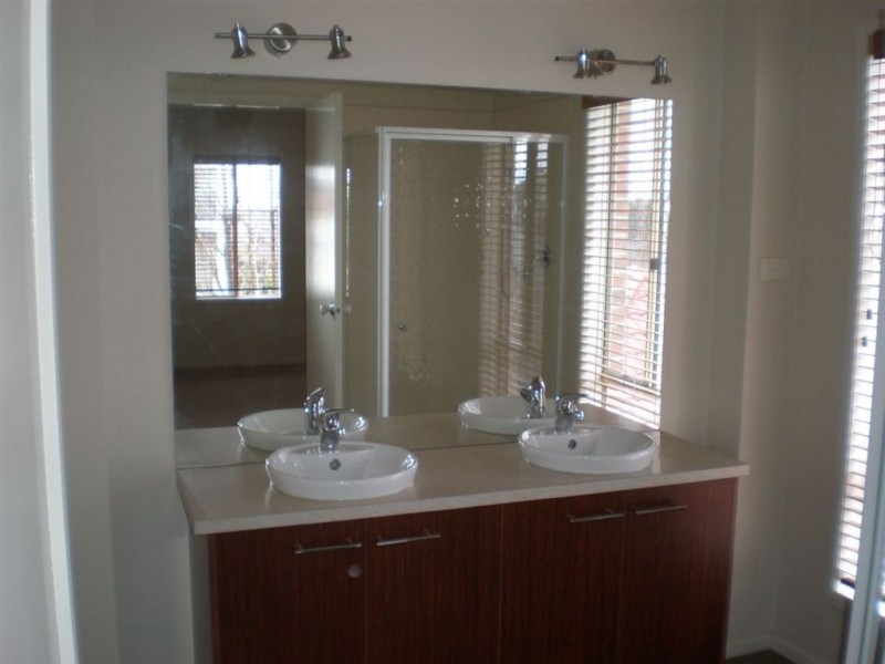 4 Lincoln Court, Berwick VIC 3806