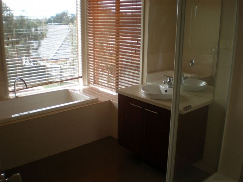 4 Lincoln Court, Berwick VIC 3806