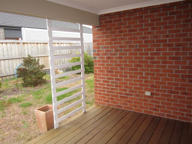 16 Snowdonia Road, Cranbourne North VIC 3977