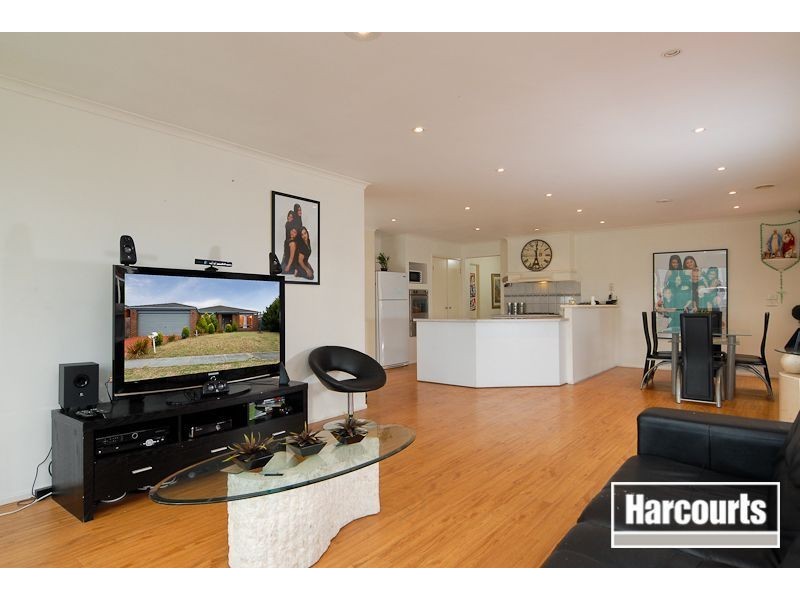 4 Peveril Crescent, Cranbourne North VIC 3977