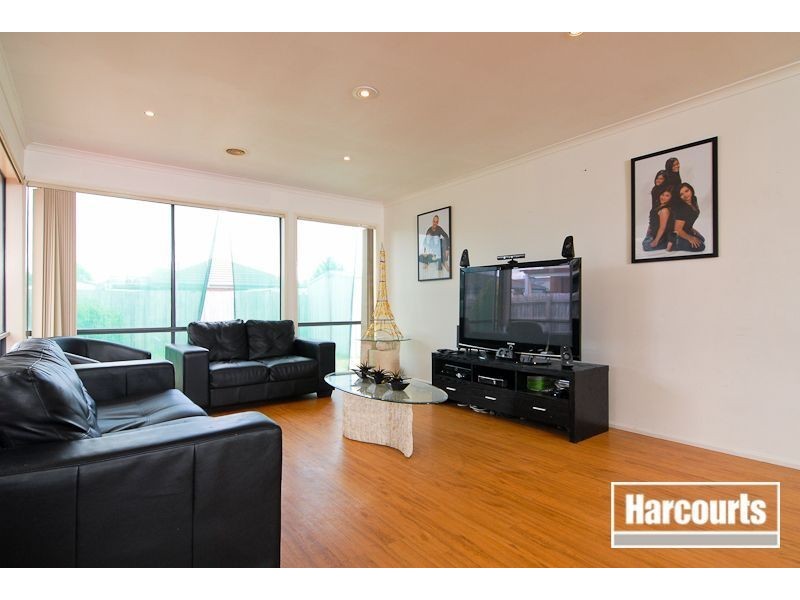 4 Peveril Crescent, Cranbourne North VIC 3977