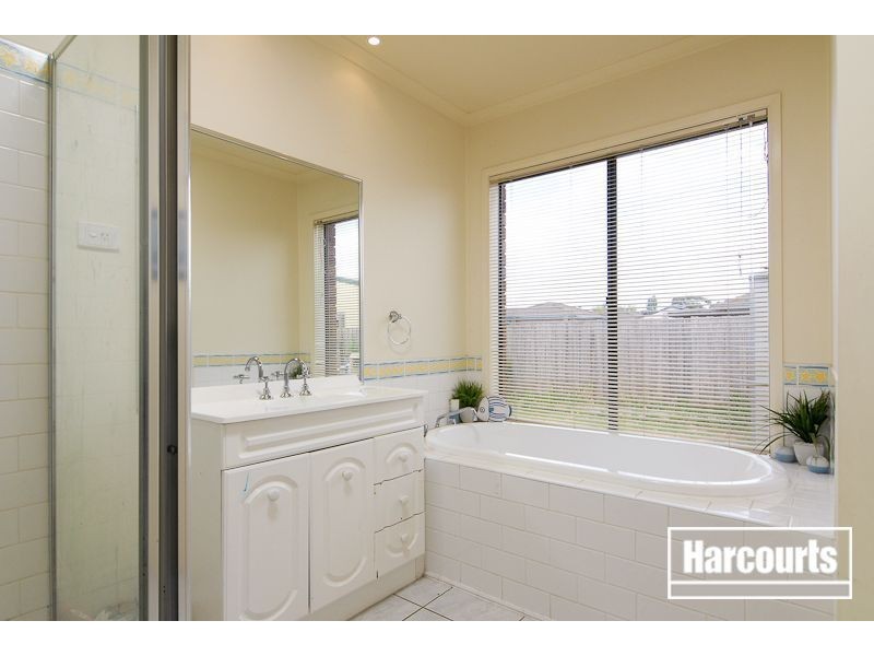 4 Peveril Crescent, Cranbourne North VIC 3977