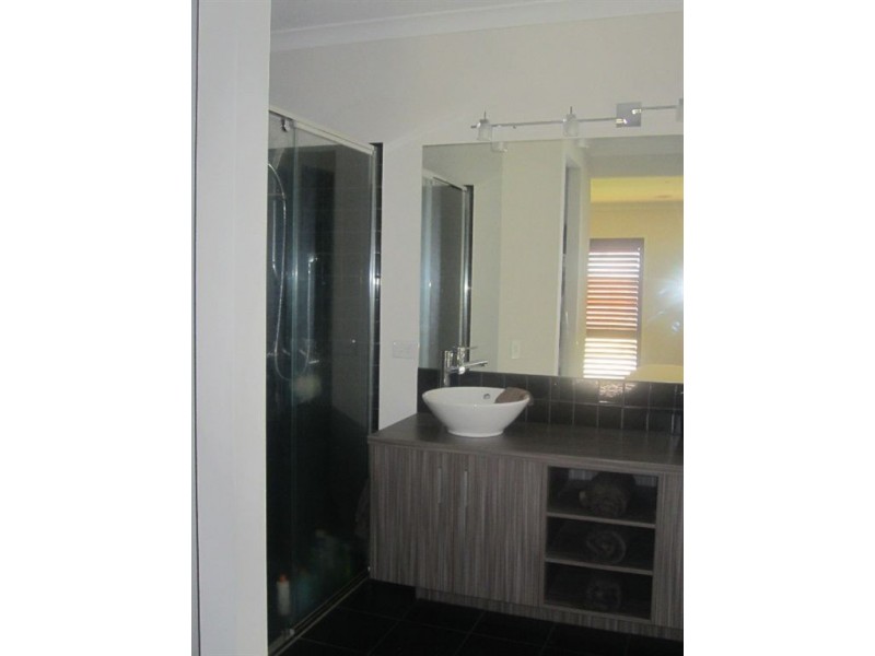 13 Peregrine Street, Cranbourne North VIC 3977