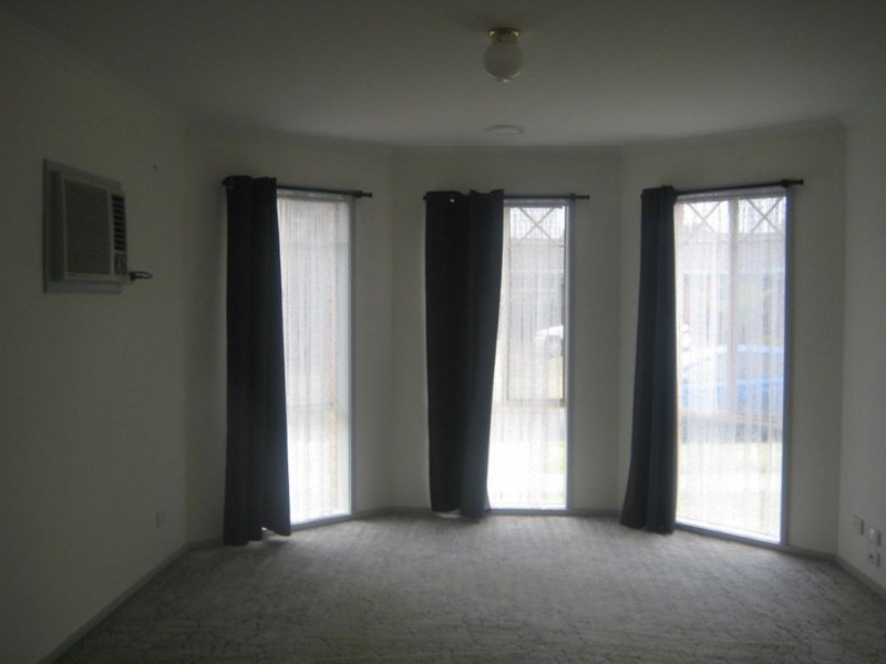 2 Heywood Crescent, Cranbourne North VIC 3977