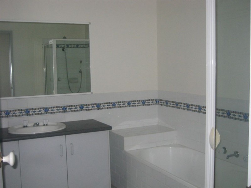 2 Heywood Crescent, Cranbourne North VIC 3977