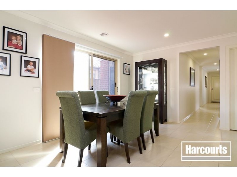 25 Brolin Terrace, Cranbourne North VIC 3977