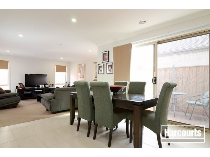 25 Brolin Terrace, Cranbourne North VIC 3977