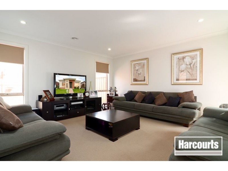 25 Brolin Terrace, Cranbourne North VIC 3977