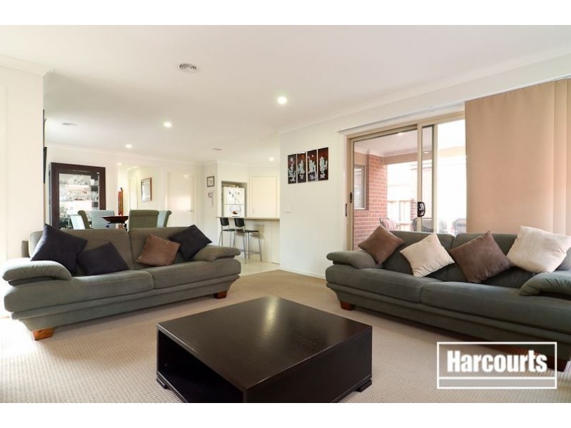 25 Brolin Terrace, Cranbourne North VIC 3977