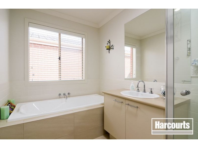 25 Brolin Terrace, Cranbourne North VIC 3977