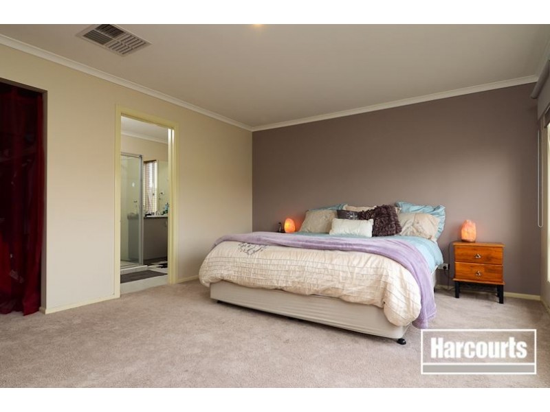 8 Falmouth Road, Narre Warren South VIC 3805