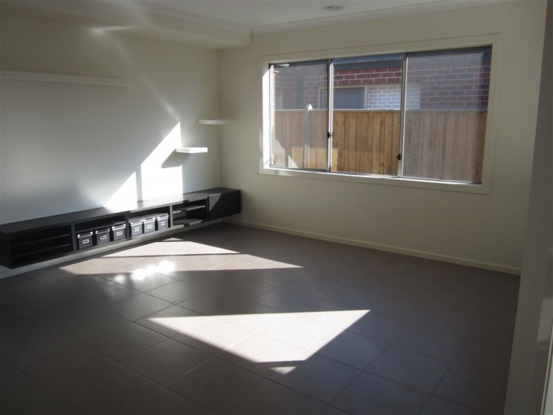 27 Mickleham Avenue, Cranbourne North VIC 3977