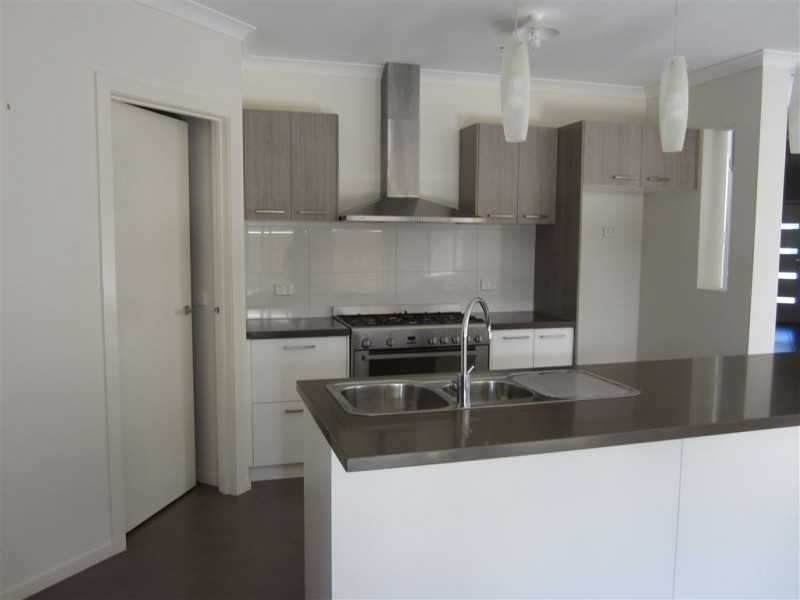 27 Mickleham Avenue, Cranbourne North VIC 3977