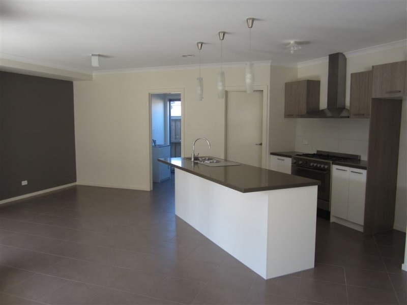 27 Mickleham Avenue, Cranbourne North VIC 3977