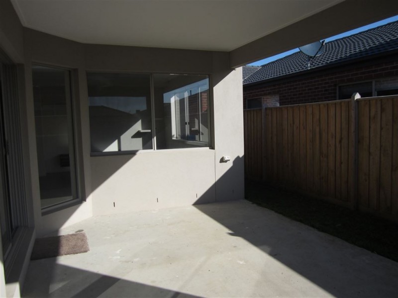 27 Mickleham Avenue, Cranbourne North VIC 3977