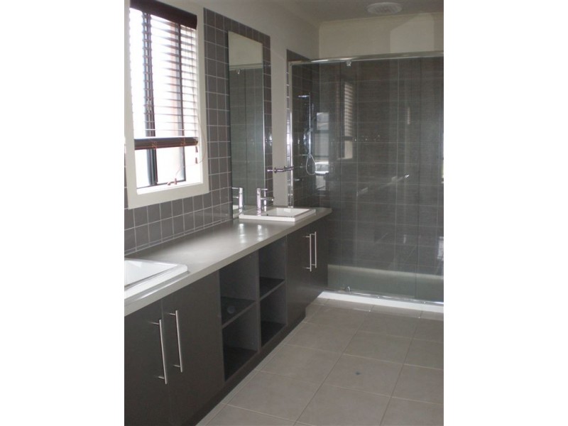 17 Tenterfield Drive, Narre Warren South VIC 3805