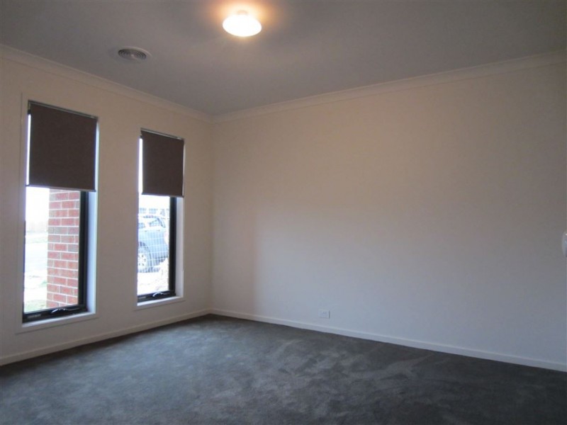 27 Macumba Drive, Clyde North VIC 3978