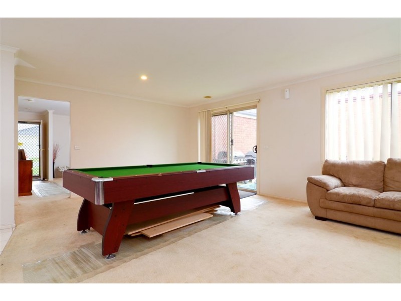 15 Stone Hill Circuit, Cranbourne East VIC 3977
