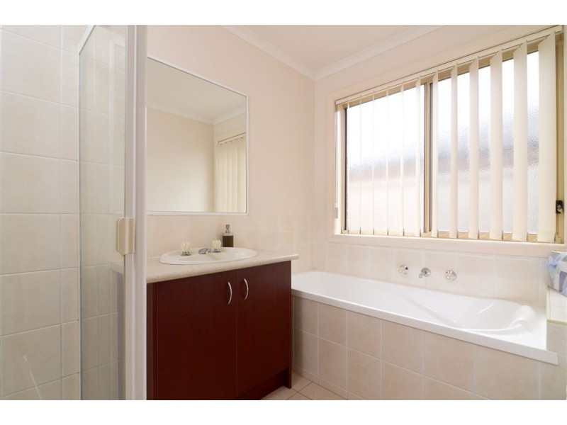 15 Stone Hill Circuit, Cranbourne East VIC 3977