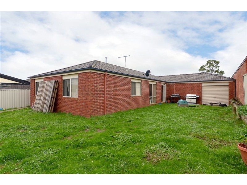 15 Stone Hill Circuit, Cranbourne East VIC 3977