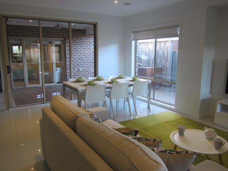 40 Prendergast Ave, Cranbourne East VIC 3977