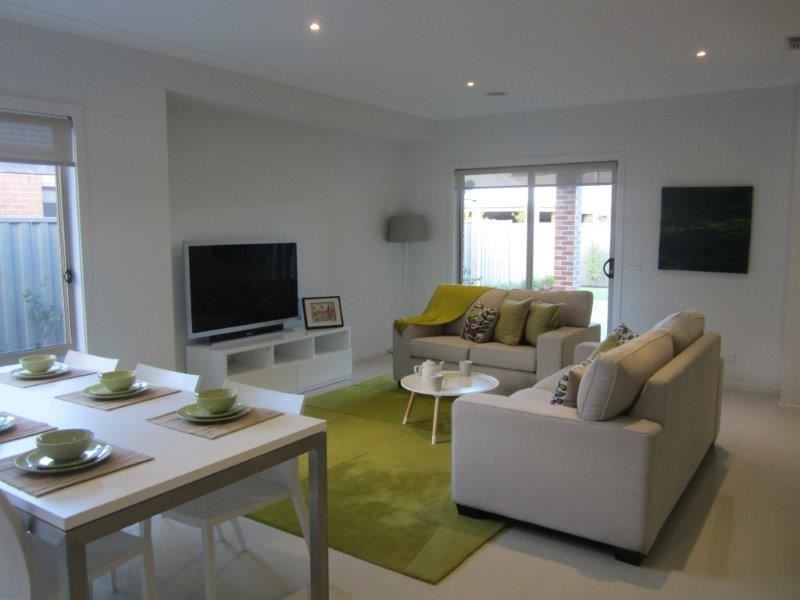 40 Prendergast Ave, Cranbourne East VIC 3977