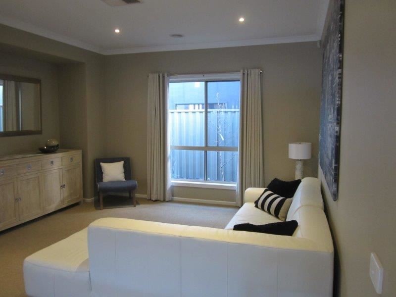 40 Prendergast Ave, Cranbourne East VIC 3977