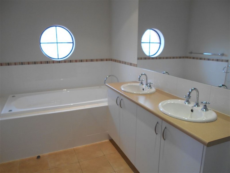 21 Amhurst Drive, Narre Warren South VIC 3805