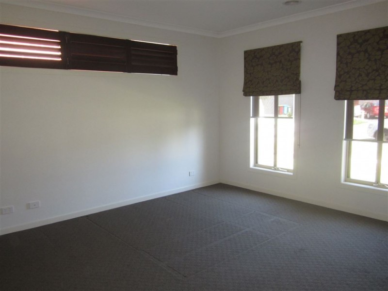 10 Boldrewood Place, Lynbrook VIC 3975