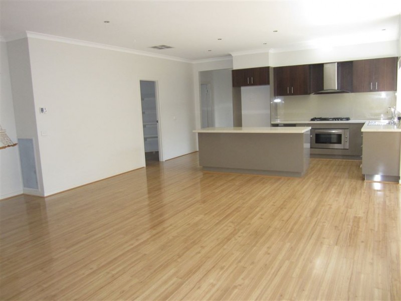 10 Boldrewood Place, Lynbrook VIC 3975