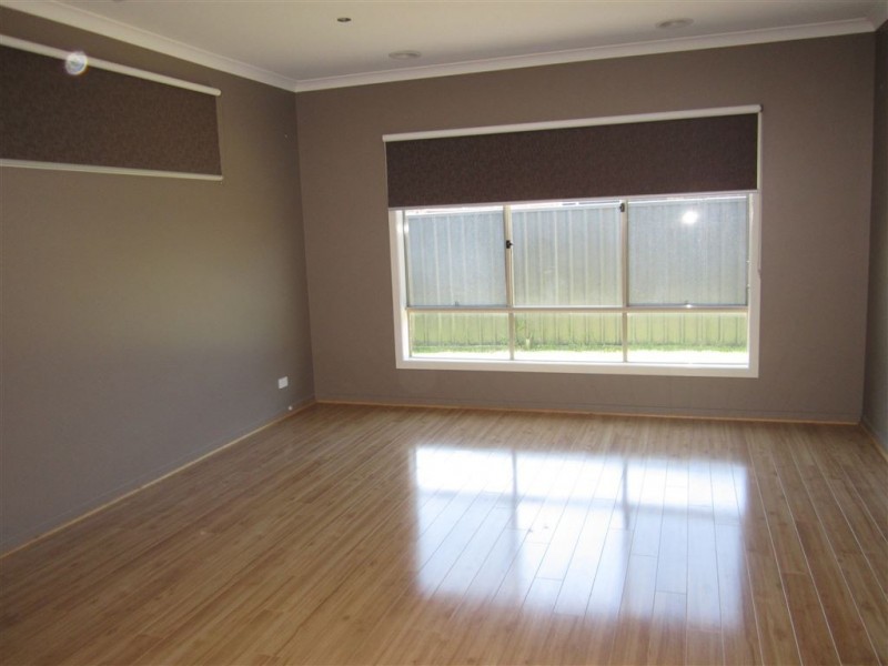 10 Boldrewood Place, Lynbrook VIC 3975