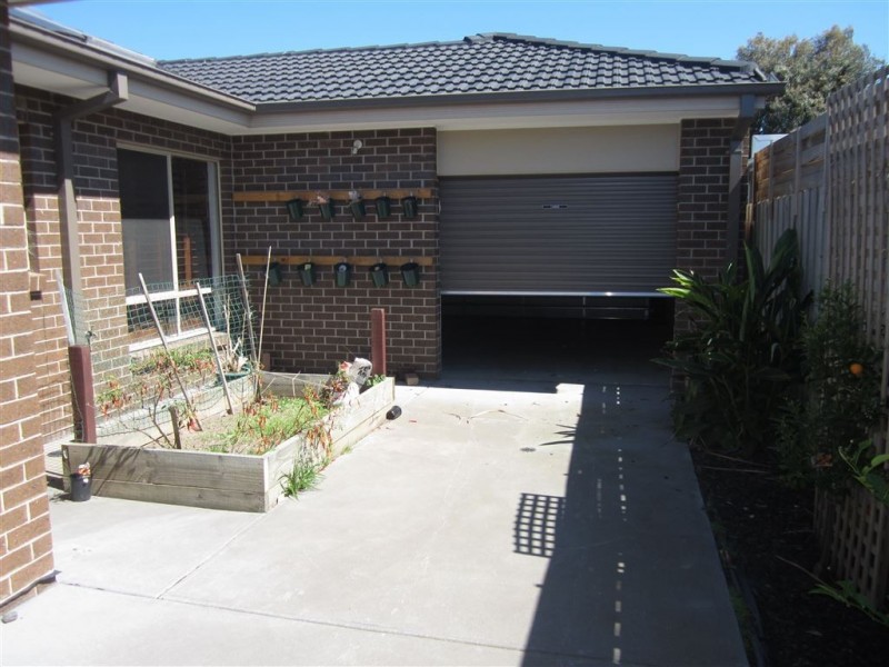 10 Boldrewood Place, Lynbrook VIC 3975