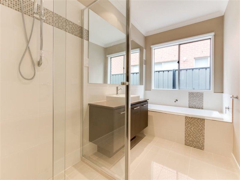 30 Falabela Road, Clyde North VIC 3978