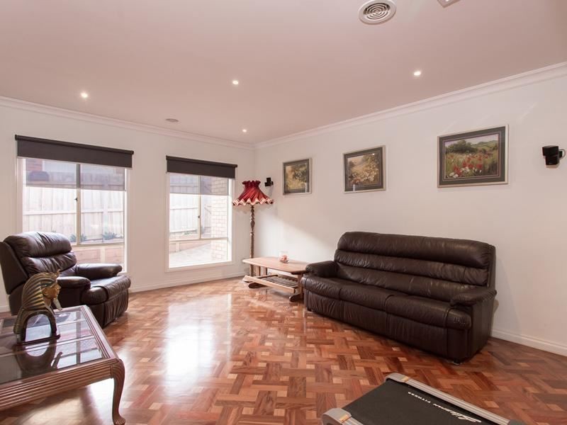 17 Parslow Crescent, Lynbrook VIC 3975