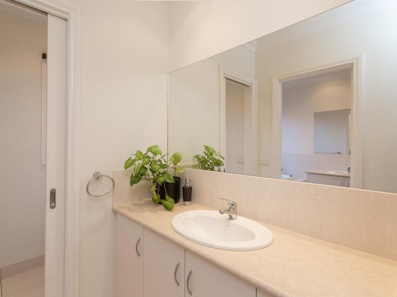 17 Parslow Crescent, Lynbrook VIC 3975