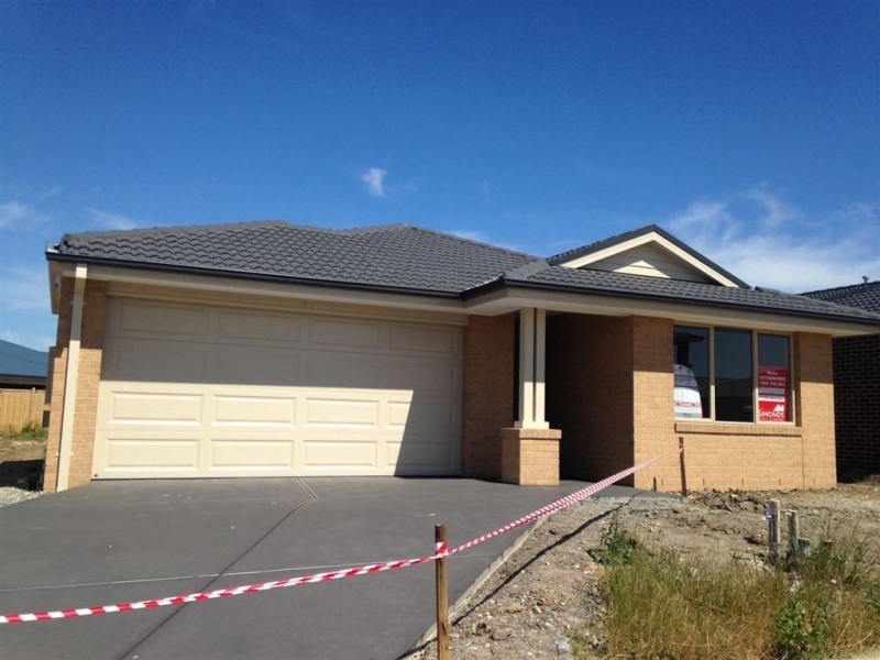 11 Malmesbury Road, Cranbourne North VIC 3977