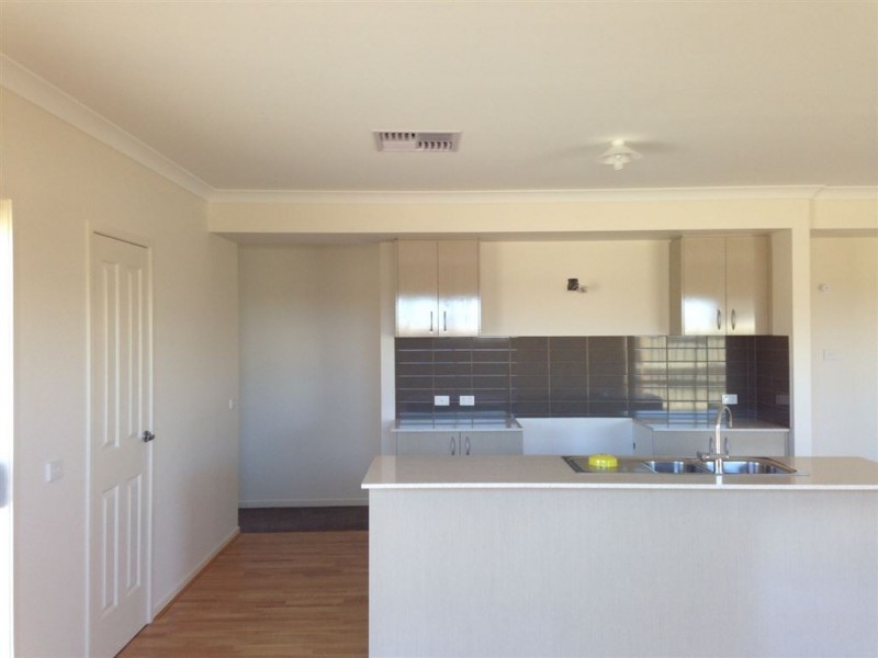 11 Malmesbury Road, Cranbourne North VIC 3977