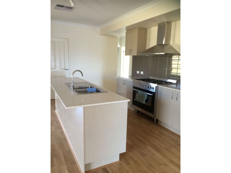 11 Malmesbury Road, Cranbourne North VIC 3977