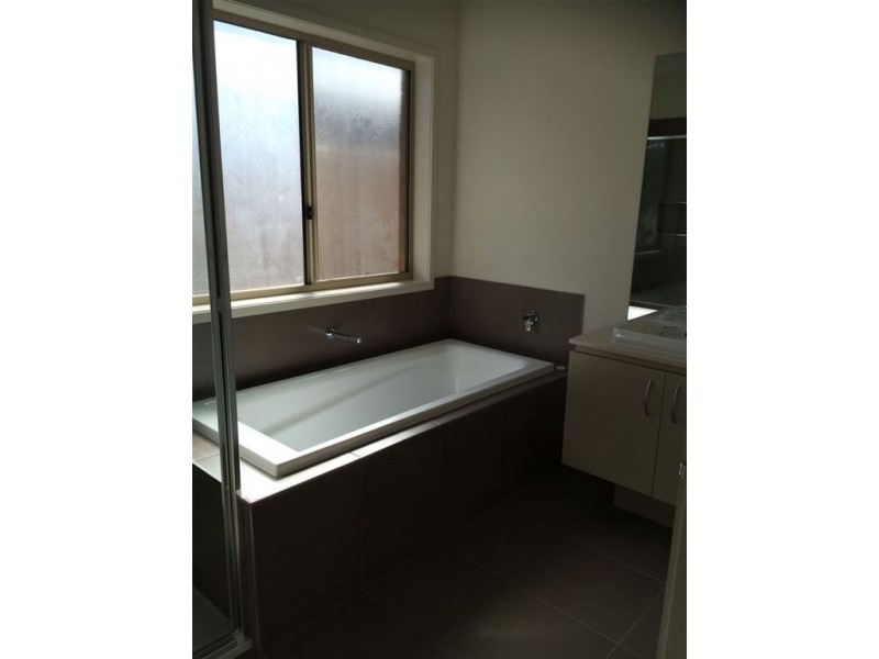 11 Malmesbury Road, Cranbourne North VIC 3977