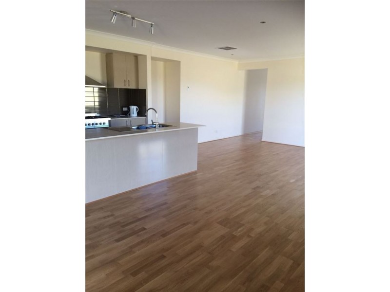 11 Malmesbury Road, Cranbourne North VIC 3977