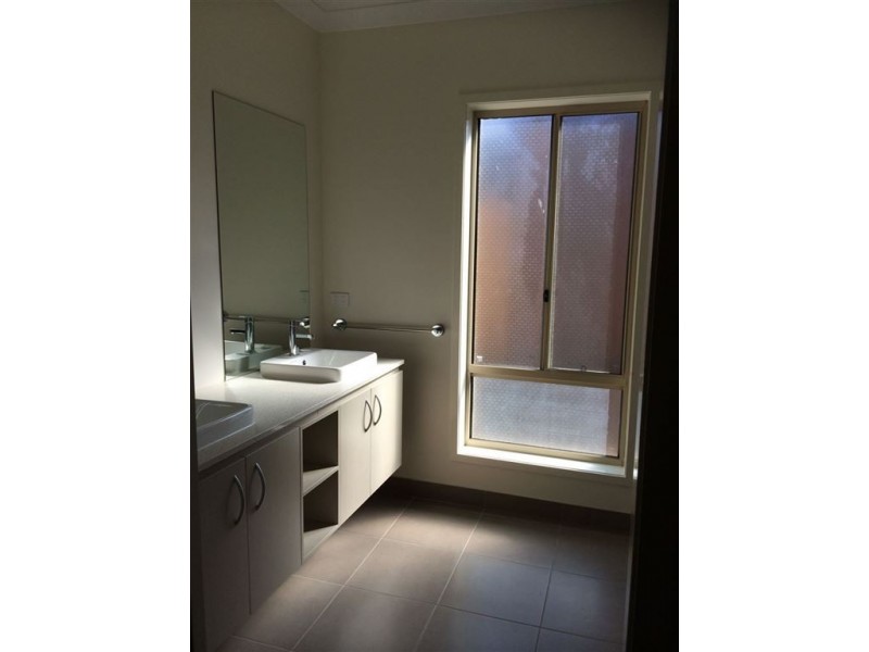 11 Malmesbury Road, Cranbourne North VIC 3977