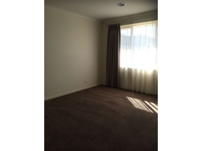 11 Malmesbury Road, Cranbourne North VIC 3977