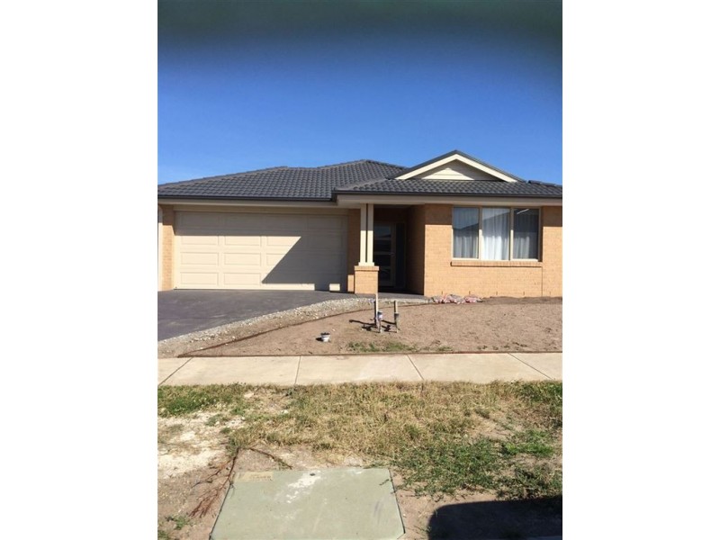 11 Malmesbury Road, Cranbourne North VIC 3977