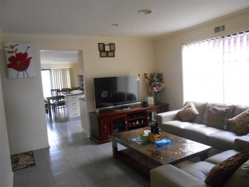 9 Tyndall Street, Cranbourne East VIC 3977