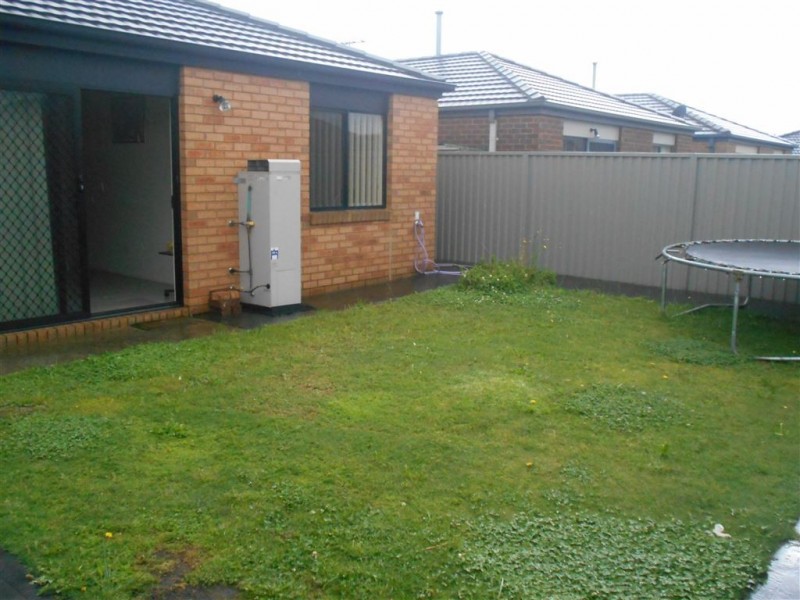 9 Tyndall Street, Cranbourne East VIC 3977