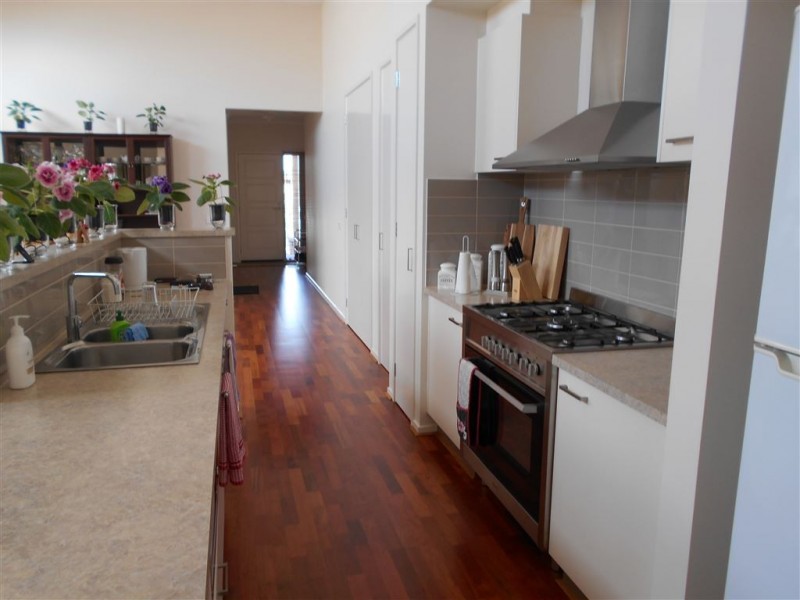 6 Winchcombe Way, Cranbourne North VIC 3977