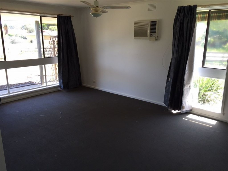 16 Fairbairn Road, Cranbourne VIC 3977