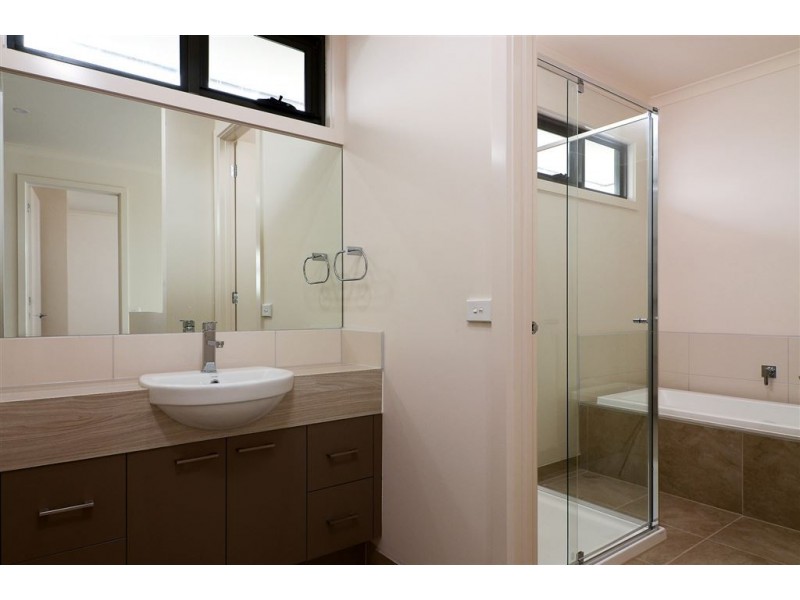 26 Emu Bush Drive, Cranbourne West VIC 3977