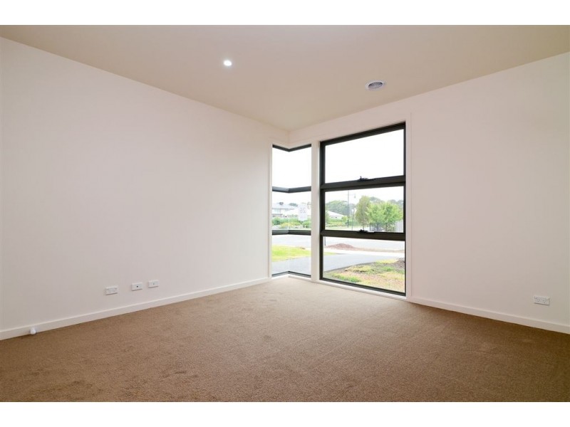 26 Emu Bush Drive, Cranbourne West VIC 3977