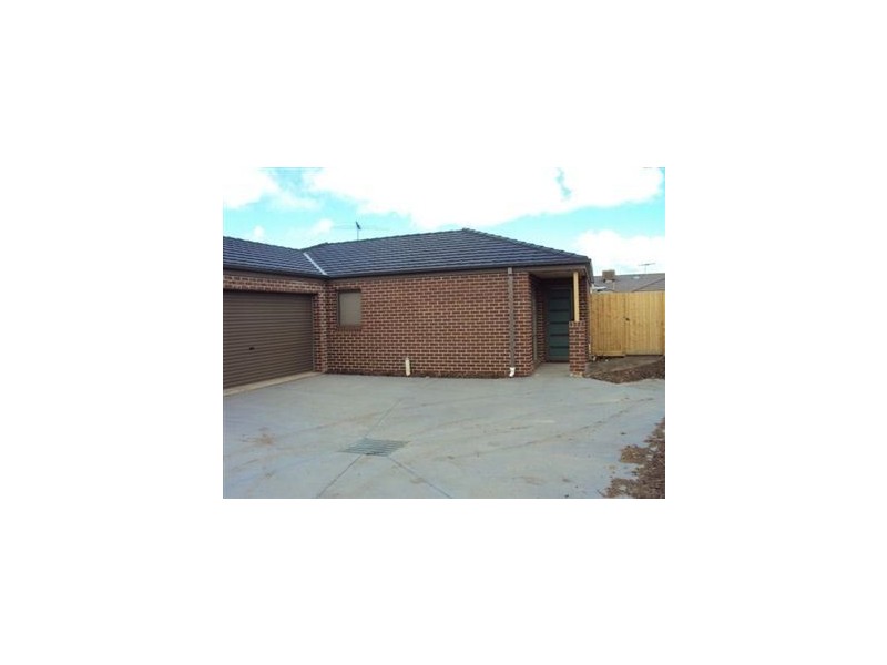 4/50 Pomegranate Way, Pakenham VIC 3810